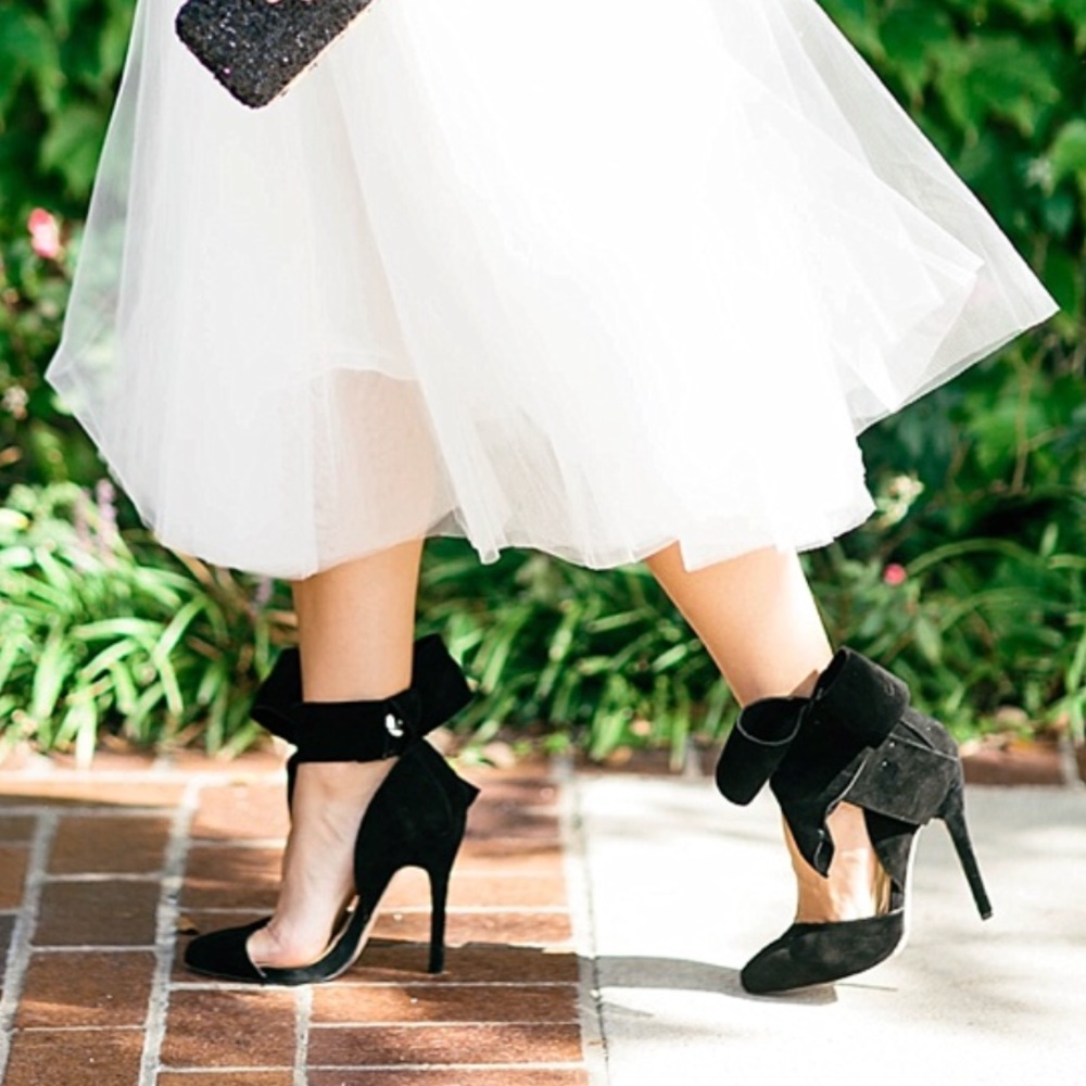 Black bow pump